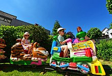 paula-und-karl-drehen-eine-runde-auf-dem-kinderkarussell - Nicole Ellerbrake