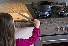 Kinder - Gefahren in der K&uuml;che - Model Released - picture alliance / ZB