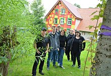 Christian, Joscha, Bastian, Jenny, Florian und Janine, aktuell Aktive und Ehemalige des JZO im Garten hinter dem Haus. - Karin Prignitz