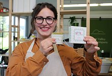 Seifenmacherin Lena-Lynn Naraschkéwitz mit dem Produkte aus ihrer Manufaktur. - LGS