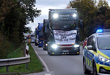&Uuml;ber mehr als zwei Kilometer zog sich der lange Zug. Mit lautem Hupen machten sie auf sich aufmerksam. - Katharina Eisele