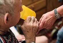 Lotsen im Dschungel: Alltagshilfe f&uuml;r pflegende Angeh&ouml;rige - dpa