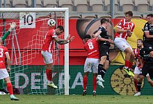 19 Maximilian Gro&szlig;er (Arminia Bielefeld, M.) im Duell mit 8 Joshua Putze (Energie Cottbus) erziehlt den Siegtreffer f&uuml;r - IMAGO/Steffen Beyer