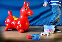 Es gibt viele Arten, Kinder zu misshandeln. Aufgabe von Jugend&auml;mtern ist es, Kinder zu sch&uuml;tzen. Rechtsanwalt Christian Laue ist der Ansicht, dass das Jugendamt des Kreises Lippe im Fall von Elke D. (Name ge&auml;ndert) vollkommen versagt hat. - BARBARA FRANKE