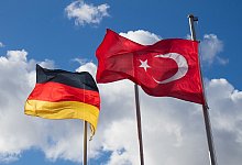 Deutsche und türkische Fahne - Christian Charisius/dpa