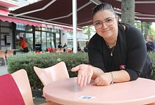 Margherita d'Amuri vom Eiscaf&eacute; "Cordella" zeigt die QR-Codes auf den Tischen. 80 Prozent ihrer G&auml;ste haben den Code genutzt. - Ulf Hanke