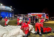 In der Gemengelage wurden mehrere Menschen verletzt, zahlreiche Einsatzkr&auml;fte helfen ihnen vor Ort. - Ralph Meyer