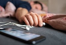 HNO-Arzt klärt auf: Ist es schlimm, mit Musik im Ohr zu schlafen? - Franziska Gabbert