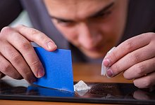 RECORD DATE NOT STATED Drug addict businessman in the office ,model released, Symbolfoto *** Medika - IMAGO/ingimage