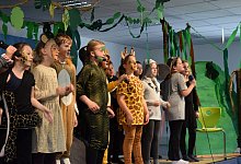 schuler-der-grundschule-prasentieren-das-musical-eine-welt - August-Hermann-Francke-Grundschule