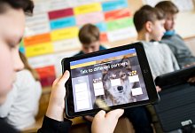 Tablet Schule - Julian Stratenschulte/dpa