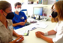 Lisa (15, r.) berichtet Psychotherapeutin Juliane Venghaus und Kinderarzt Jeremy Schmidt von ihren Post-Covid-Problemen. - Kurt Ehmke