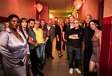 Machen beim K&ouml;lner Tatort "Siebte Etage" mit (v. l.): Maddy Forst und Senita Huski? (Schauspielerinnen) H&uuml;seyin Tabak (Regisseur), Eva Zahn (Autorin), Andr&eacute; Eisermann (Schauspieler), Dietmar B&auml;r (Kommissar), Antonia Bill (Schauspielerin), Lukas Gnaiger (DoP/Bildgestaltung), Jan Kruse (Produzent, Bavaria Fiction GmbH), Volker A. Zahn (Autor), Klaus J. Behrendt (Kommissar), Lena Hartmann (Schauspielerin). - WDR/Martin Valentin Menke