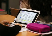 Ein Sch&uuml;ler arbeitet mit einem iPad im Unterricht. F&uuml;r die Schulen wird seit Langem eine digitale Offensive gefordert. - Ina Fassbender