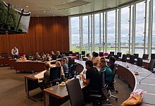 zu-besuch-im-landtag-im-gesprach-mit-alexander-baer-spd - SOS-Kinderdorf Lippe