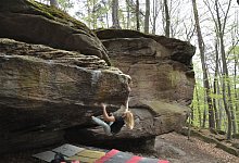 In ihrem Element: Kyra Kaase testet aus, wie sie den Boulder „Einbeiniger Bandit 7a“ in Thalwenden im thüringischen Eichsfeld am besten erklimmen kann. - privat
