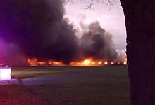 In einem Schweinemastbetrieb in Varl brach am Sonntag ein Feuer aus. Schwarze Rauchwolken stiegen auf. - Foto: Polizei Minden-L&uuml;bbecke