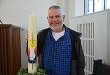 Pastor Stephan Horstkotte mit der Osterkerze aus der Kirche Westerenger. - Mareike Patock