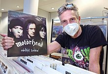 Bei der 17. Bielefelder Schallplattenb&ouml;rse gibt es nicht nur Schn&auml;ppchen. Die Mot&ouml;rhead-Platte &bdquo;Overnight Sensation" von 1996 kostet 120 Euro. - Barbara Franke