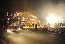Zeitweise war die Einsatzstelle an der Leverner Stra&szlig;e in dichten Rauch geh&uuml;llt - auch in dem Moment, als der Gelenkmast der Feuerwehr Espelkamp in Levern eintraf. - Joern Spreen-Ledebur