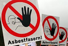 IG Bau weist auf Gefahren gro&szlig;e Mengen Asbest in Wohngeb&auml;uden hin - (c) Copyright 2011, dpa (www.dpa.de). Alle Rechte vorbehalten