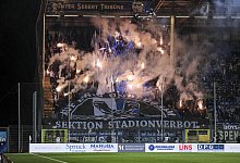 Die Choreo der Fans der Arminia Bielefeld mit Pyrotechnik beim Spiel in der 3. Liga, SV Waldhof Mannheim - Arminia Biele - IMAGO/HMB-Media