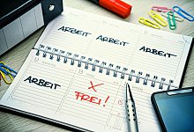 Kalender mit den Einträgen Arbeit und frei!, Symbolfoto Vier-Tage-Woche - picture alliance / CHROMORANGE
