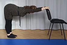 Herabschauender Hund - Alexandra Schaller