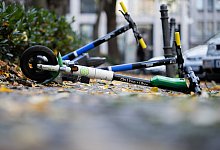 E-Scooter auf Gehweg - Rolf Vennenbernd