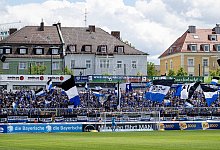 Die mitgereisten Bielefelder Fans von der Alm in ihrem Block. GER, TSV 1860 Muenchen gegen DSC Arminia Bielefeld, Fussba - IMAGO/Eibner