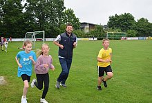 pressebild-lehrer-und-schuler-laufen-gemeinsam-fur-kenia - AHF-Grundschule