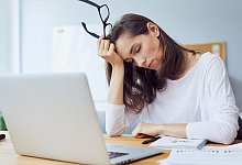 Gorgeous tired young office worker falling asleep at her desk while trying to work in modern office - ©baranq - stock.adobe.com