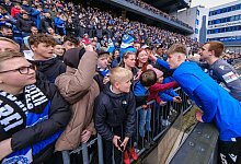 Artem Zaloha (r.) bedankt sich nach dem Spiel bei den Fans. Alle 8.483 haben die Arminen allerdings nicht geschafft. - Andreas Zobe