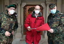 Vor gut einem Jahr war die Bundeswehr erstmals in Bielefeld im Corona-Einsatz. Krisenstabschef Ingo Nürnberger (Mi.) empfing damals Andreas Voss (li.) und Alfred Korwes (r.) vor dem Alten Rathaus. - Wolfgang Rudolf