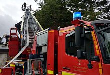 Zwei Drehleitern wurden ausgefahren, um der mysteri&ouml;sen Brandursache im Dach nachzugehen. - Felix Boche