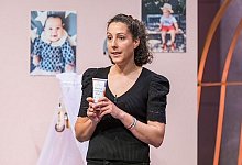 Thea Broszio präsentiert mit "Mama Cooling Gel" ein kühlendes Gel gegen Milchstau. - RTL Deutschland