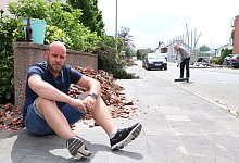 Stefan Kr&auml;mer, Anwohner des D&ouml;rener Wegs, neben einem Resthaufen von Schutt. - Holger Kosbab