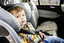 Boy wearing seat belt and sitting in car model released, Symbolfoto property released, NJAF00739 - IMAGO/Westend61
