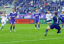Marius W&ouml;rl (Bielefeld, links) &uuml;berwindet Torh&uuml;ter Martin M&auml;nnel (Aue) zum 1:3. Fu&szlig;ball 3.Liga 2024/25 FC Erzgebirge Aue - 1 - IMAGO/Kruczynski