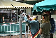 Das Vogelschie&szlig;en ist ein traditioneller Wettbewerb auf dem Sch&uuml;tzenfest, um den Titel des Sch&uuml;tzenk&ouml;nigs oder der Sch&uuml;tzenk&ouml;nigin zu erringen. - Wilfried Hiegemann