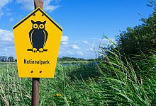 Schild Nationalpark Nahaufnahme von Nationalpark-Schild. *** sign national park close up of national park sign - imago images/IlluPics