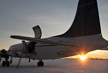 23-kaum-ist-die-dc-6-gelandet-geht-die-klappe-zum-entladen-auf-die-motoren-sollen-gar-nicht-erst-kalt-werden - 1 - Meiko Haselhorst