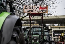Landwirte protestieren mit Traktor-Demo - Siegen - christian knieps