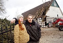 Nathalie Fißmer und Tom Haaf auf ihrem Hof: Die umgestürzte Eiche hat erheblichen Schaden verursacht. - Niklas Krämer