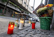 Paderborn, 3. Mai 2024: Blumen und Kerzen am Tatort / T&ouml;tungsdelikt Marienstra&szlig;e - Niklas T&uuml;ns