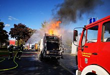 Brenzlige Situation für die Espelkamper Feuerwehrleute: Aus einem vollbeladenen Müllwagen loderten Flammen. - Presseteam Feuerwehr Espelkamp