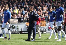 Cheftrainer Uwe Koschinat (Arminia Bielefeld) enttaeuscht inmitten seiner Spieler, Oliver Huesing (Arminia Bielefeld), B - IMAGO/Susanne H&uuml;bner