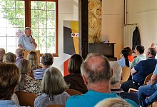 NRW-Gesundheitsminister Karl-Josef Laumann spricht im Barntruper Kulturschuppen &uuml;ber die Gesundheitsversorgung im l&auml;ndlichen Raum. - Nadine Uphoff