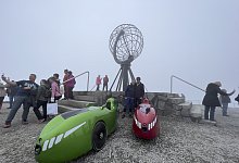 Nach 39 Tagen hatten Stammschr&ouml;er und Horsthemke das Ziel am Nordpolarmeer erreicht: den st&auml;hlernen Globus des Nordkaps. - Privat