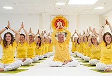 sukadev-zeigt-yogaschulern-halben-lotus - chandrashekara@burandt.net